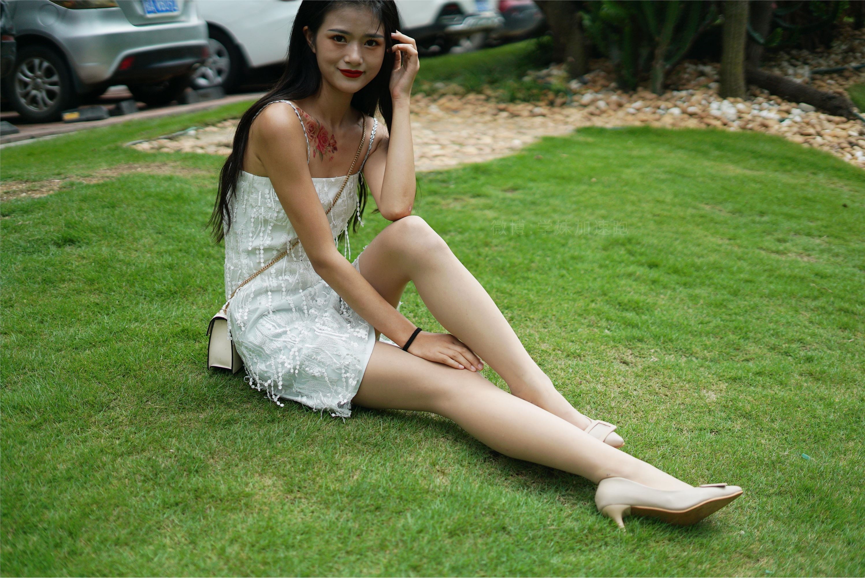 学妹加速跑 XM079《草地上的绿茶jio-鹿酱》